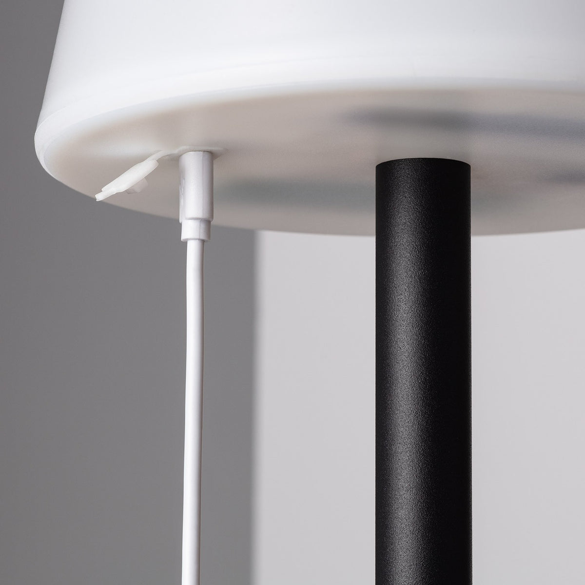 Lampada da Tavolo LED Ricaricabile Nero IP44 In Alluminio e Policarbonato