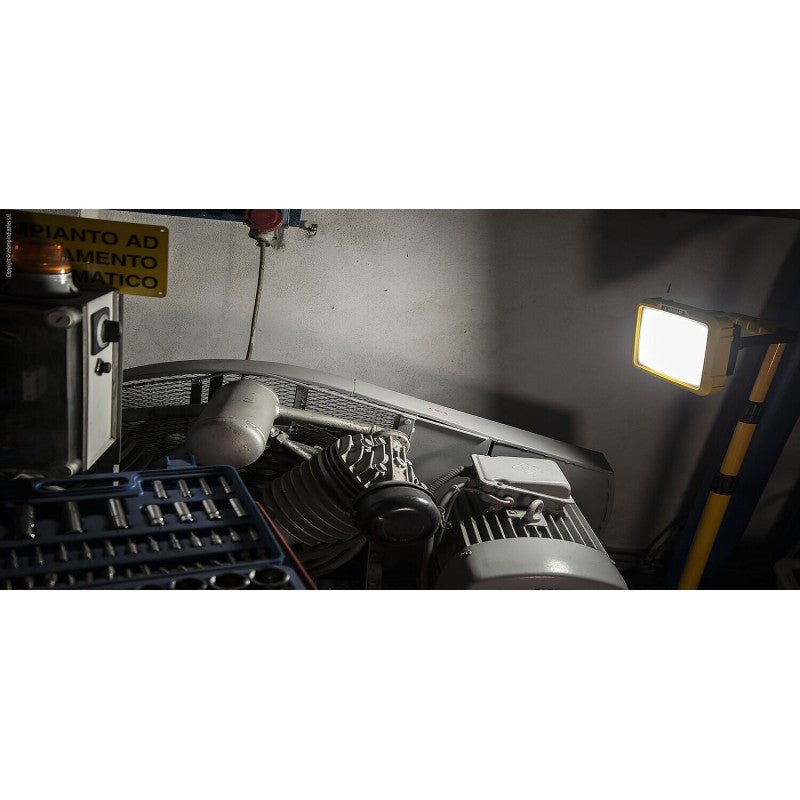 Proiettore Da Cantiere LED Ricaricabile 2400LM IP65 IK08 Carica Veloce e Powerbank
